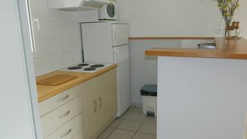 Een koelkast, een microgolfoven, een kookplaat, een vaatwasser