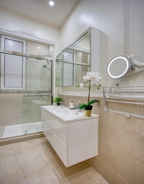 Douche, séchoir à cheveux, serviettes fournies, savon