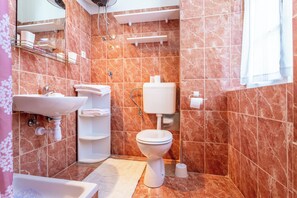 Appartement | Badkamer | Een douche, gratis toiletartikelen, een haardroger, handdoeken