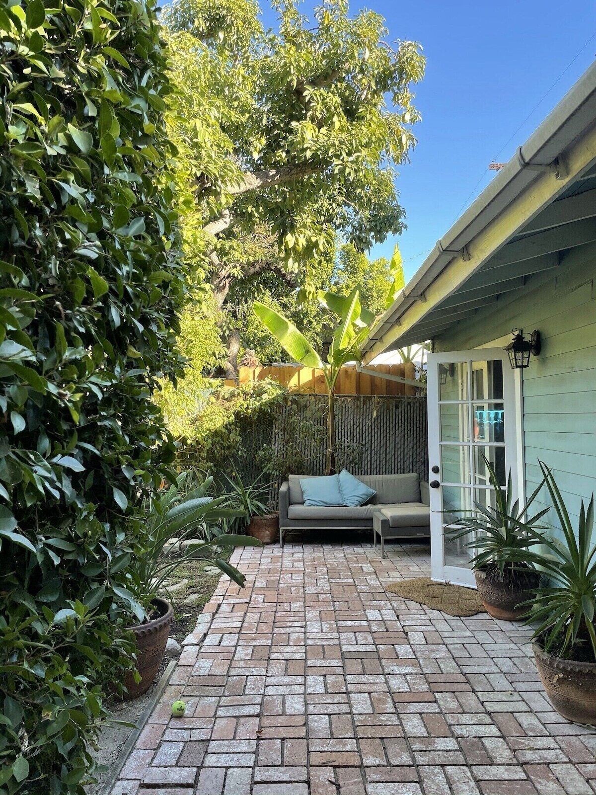 Cozy guest house bungalow w/ lush outdoor garden in heart of  W. Hollywood w/AC