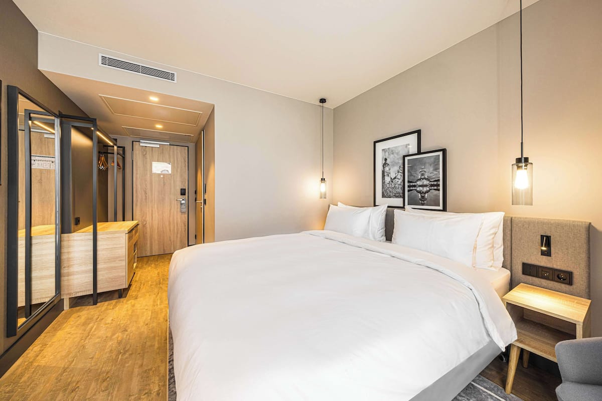 In-room safe, soundproofing, free WiFi