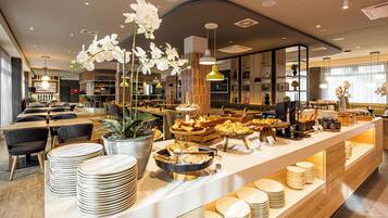 Tägliches Frühstücksbuffet (22 EUR pro Person)