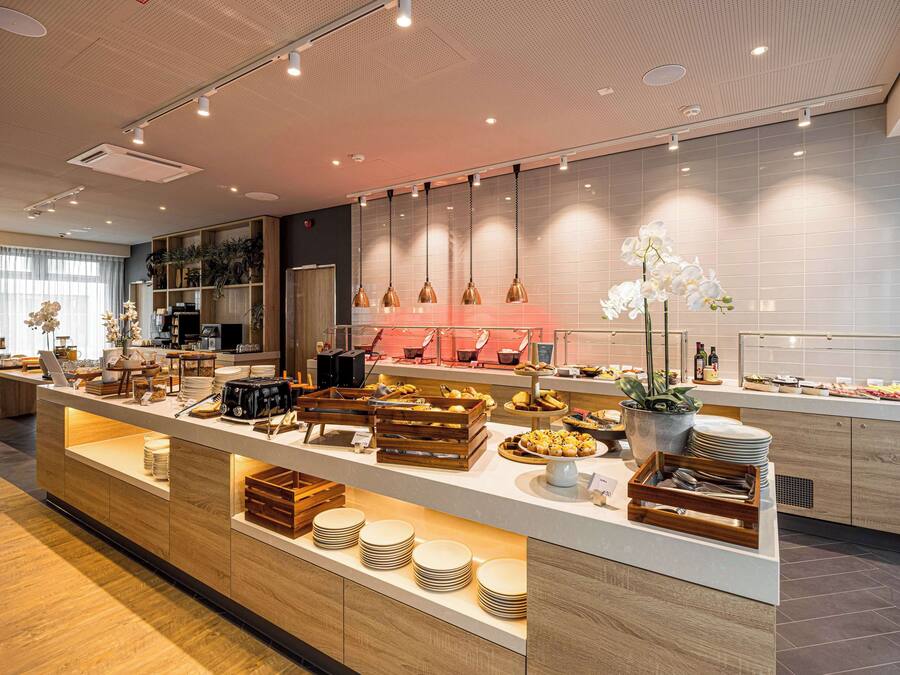 Tägliches Frühstücksbuffet (22 EUR pro Person)