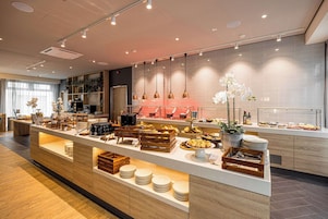 Se ofrece un desayuno bufé (22 EUR por persona)