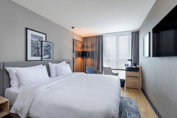 خزنة داخل الغرفة وتجهيزات عازلة للصوت وواي فاي مجانًا