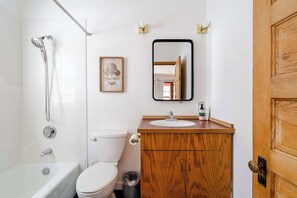Een douche, een haardroger, handdoeken, shampoo