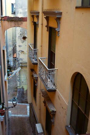 Balcony - Porta Felù, in the heart of Salerno's historic center and a stone's throw from the sea. (Salerno)