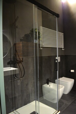 Douche, sèche-cheveux, bidet, serviettes fournies
