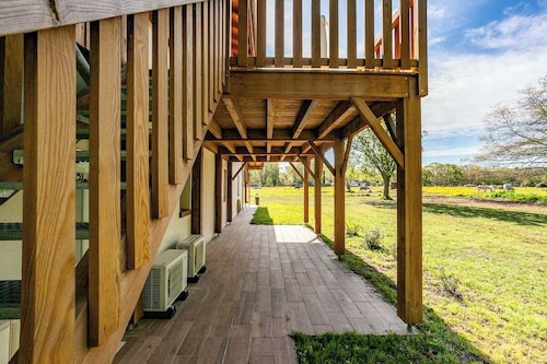 Le Grenier in a magnificent forest park on the edge of the lake 8km to the ocean