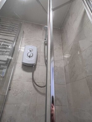 Haartrockner, Handtücher, Toilettenpapier