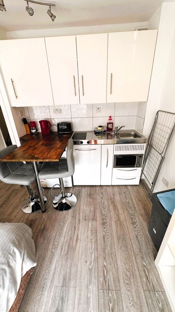 Fridge, microwave, stovetop, electric kettle