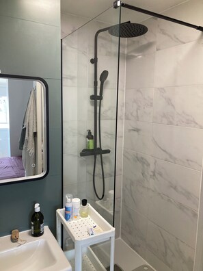 Een douche, een haardroger, handdoeken, zeep