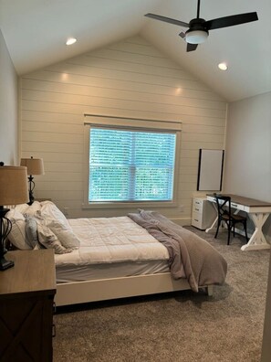 3 bedrooms, desk, iron/ironing board, WiFi - Family-Friendly Farmhouse (Seneca)