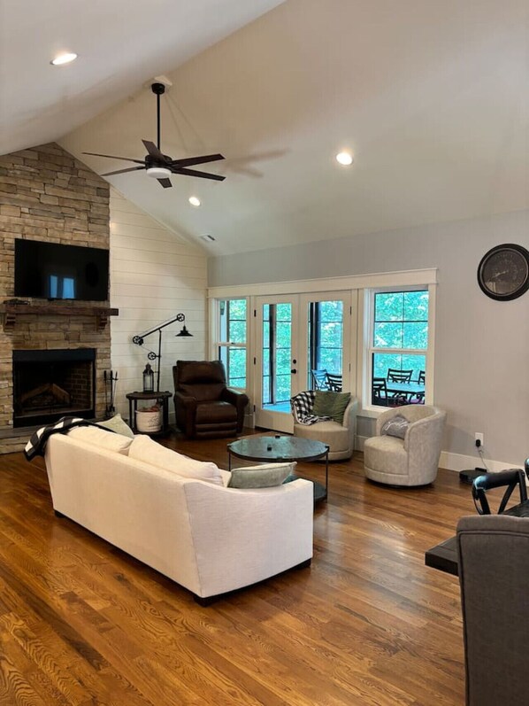 TV - Family-Friendly Farmhouse (Seneca)