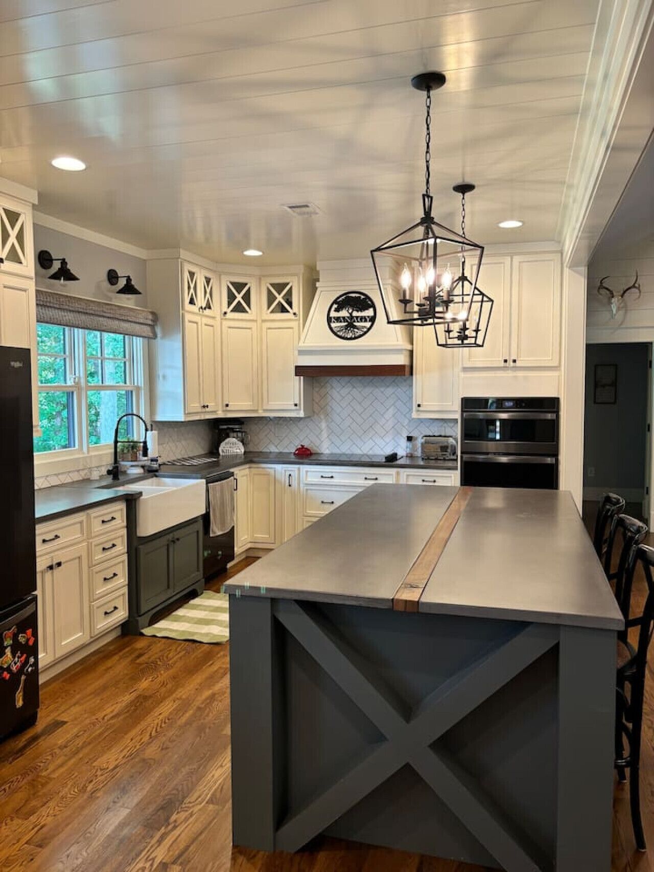 Microwave, oven, dishwasher, coffee/tea maker