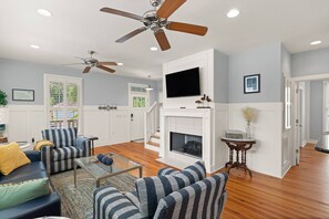 Smart TV, fireplace, books, printers - Private Home with Outdoor Oasis: Hot Tub | Fire Pit | Screen Porch | Grills | Games | Baby Gear (St. Simons Island)