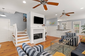 TV connectée, cheminée, livres, imprimantes