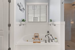 Dusche, Whirlpool, Haartrockner, Handtücher