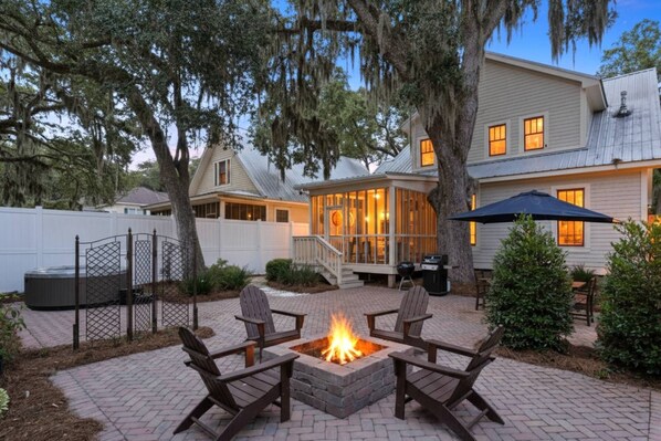 Terrace/patio - Private Home with Outdoor Oasis: Hot Tub | Fire Pit | Screen Porch | Grills | Games | Baby Gear (St. Simons Island)