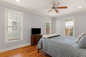 3 bedrooms, iron/ironing board, free WiFi, bed sheets - Private Home with Outdoor Oasis: Hot Tub | Fire Pit | Screen Porch | Grills | Games | Baby Gear (St. Simons Island)