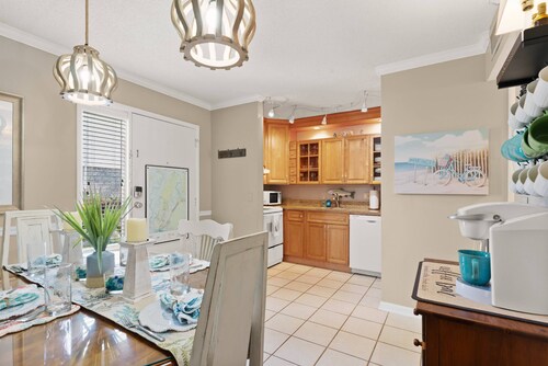 2BR Townhome w/Comm Pool | Patio | Grills | Stocked Kitchen | King Bed | Extended Stay Welcome