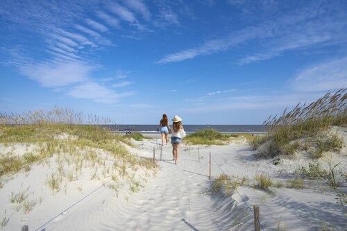 Beachfront Top Floor Condo | Pool | Elevator | Balcony | Beach Gear | Ground-Level Storage