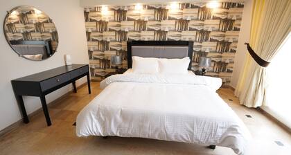 Peaceful and Private Deluxe room for families. Only 2 minute walk from market.