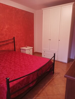 3 bedrooms, iron/ironing board, bed sheets