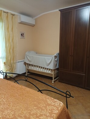 3 habitaciones, tabla de planchar con plancha y ropa de cama 