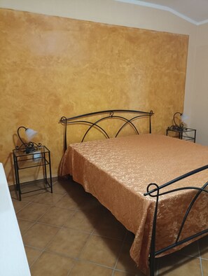 3 bedrooms, iron/ironing board, bed sheets