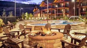 Terrace/patio - Elegant and spacious one-bedroom villa full kitchen, large hot tubs, and more. (Breckenridge)