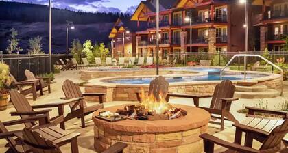 Elegant and spacious one-bedroom villa full kitchen, large hot tubs, and more.