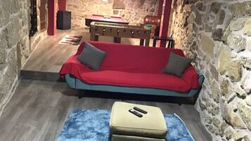 Smart TV, caminetto, videogiochi, lettore DVD