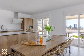 Geladeira, micro-ondas, fogão, lava-louças