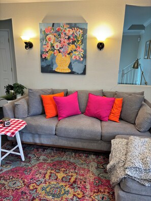 Smart TV, fireplace, offices - Sun-Lit 2-Story Gem: Luxe Beds-Heated Floor-Near Shops-Dining-Fun,Great for Fams (Walnut Creek)