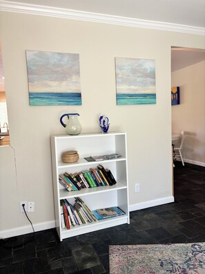 Interior - Sun-Lit 2-Story Gem: Luxe Beds-Heated Floor-Near Shops-Dining-Fun,Great for Fams (Walnut Creek)