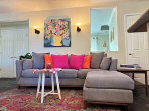 Smart TV, fireplace, offices - Sun-Lit 2-Story Gem: Luxe Beds-Heated Floor-Near Shops-Dining-Fun,Great for Fams (Walnut Creek)