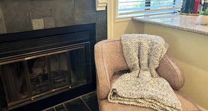 Sun-Lit 2-Story Gem: Luxe Beds-Heated Floor-Near Shops-Dining-Fun,Great for Fams