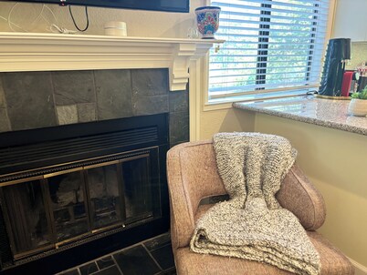 Sun-Lit 2-Story Gem: Luxe Beds-Heated Floor-Near Shops-Dining-Fun,Great for Fams