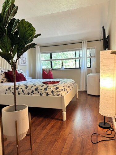 Sun-Lit 2-Story Gem: Luxe Beds-Heated Floor-Near Shops-Dining-Fun,Great for Fams