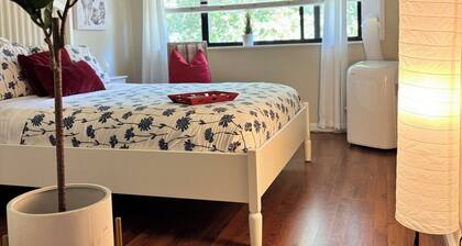 Sun-Lit 2-Story Gem: Luxe Beds-Heated Floor-Near Shops-Dining-Fun,Great for Fams