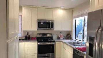 Microondas, horno, parrilla de estufa y lavavajillas