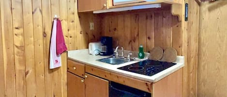 Microondas, parrilla de estufa y cafetera y tetera