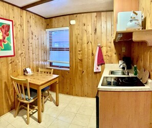 Mikroaaltouuni, liesi, kahvin-/teenkeitin