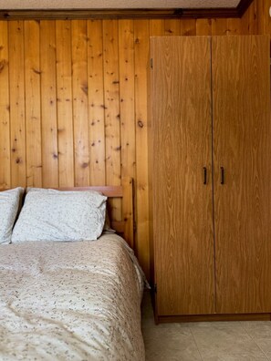 1 bedroom, WiFi (free) - Quaint Riverside Cabin #2 (Crowsnest Pass)