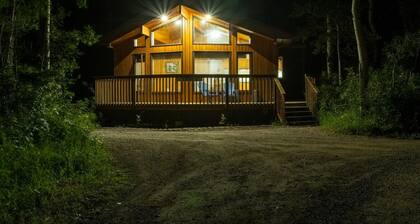 Crowsnest River Chalet - Wolf’s Den