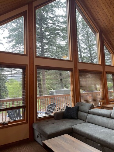 Crowsnest River Chalet - Yeti