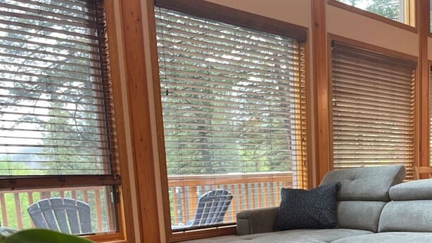 TV, fireplace - Crowsnest River Chalet - Yeti (Crowsnest Pass)