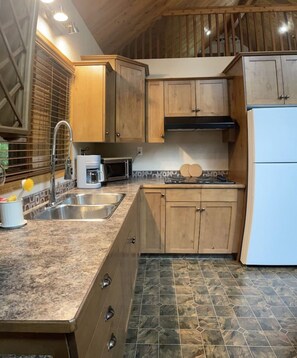 冷蔵庫、電子レンジ、コンロ、コーヒー / ティーメーカー