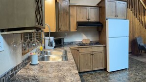 Coffee/tea maker, fridge, microwave, stovetop - Crowsnest River Chalet - Yeti (Crowsnest Pass)
